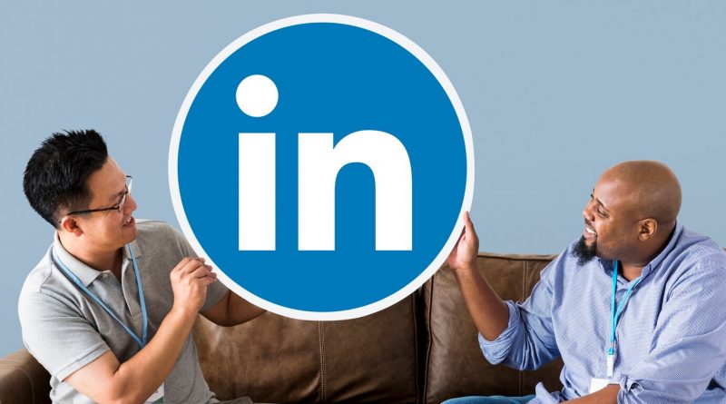 Служители в компания държат логото на Linkedin